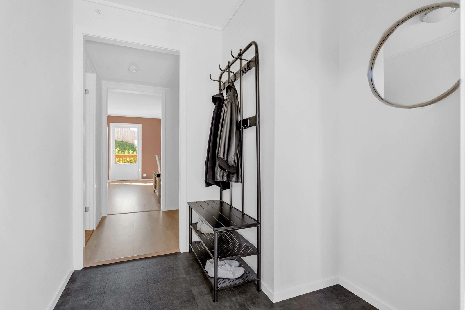 God plass til å henge fra seg yttertøy og sko Galleribilde