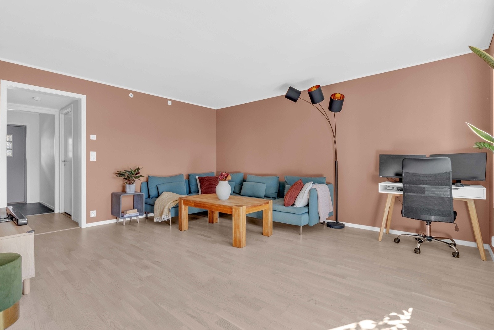 Stuen er malt i varme jordtoner som er med på å skape en behagelig atmosfære Galleribilde