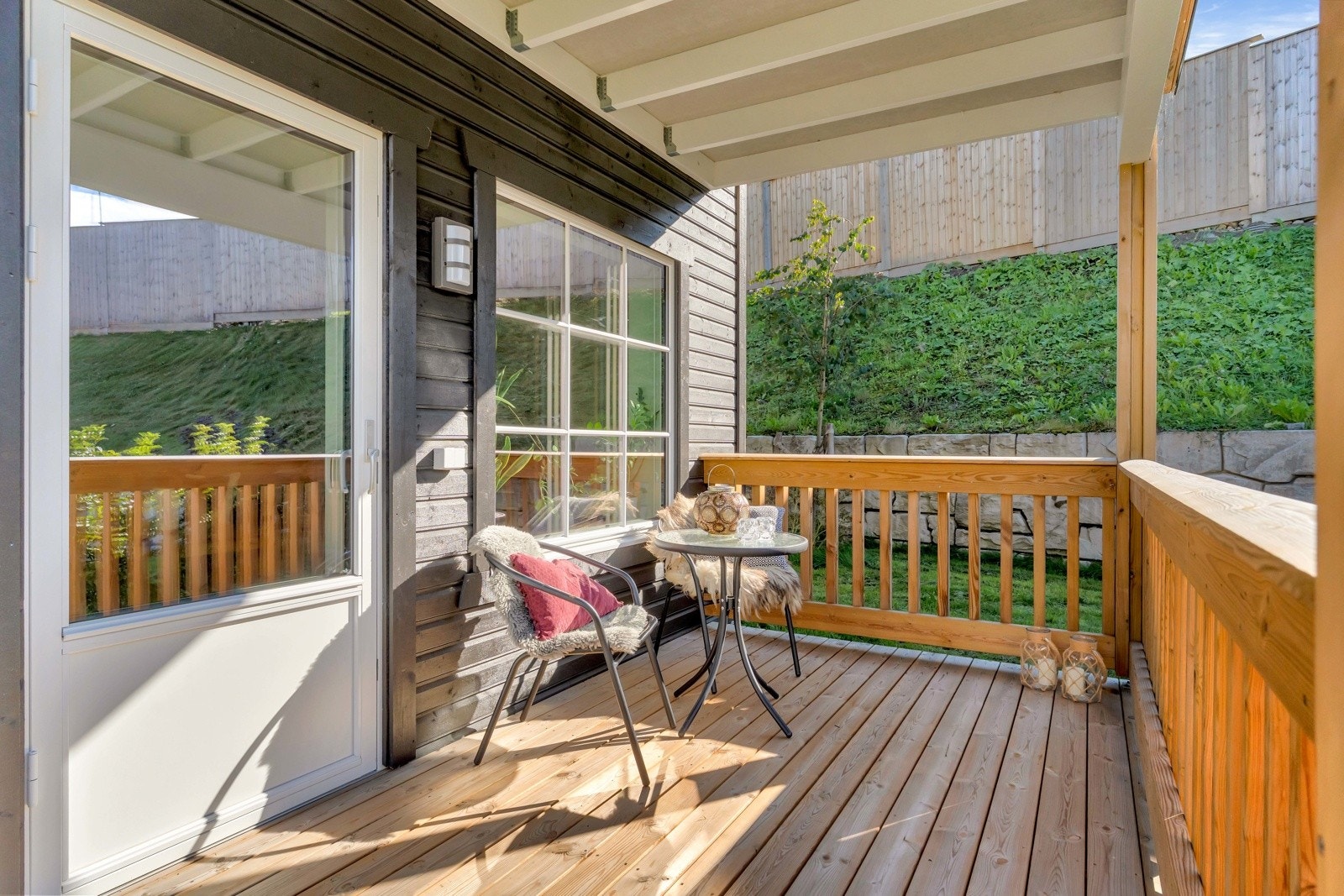 Fra stuen kommer man ut på en hyggelig terrasse Galleribilde