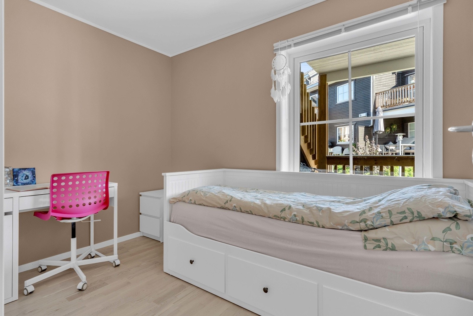 Hvorav det ene i dag blir benyttet som barnerom. Det kan også være ypperlig som gjesterom eller hjemmekontor. Galleribilde