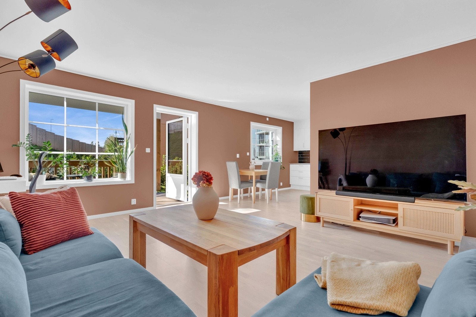 Vinduene inkluderer en glassdør til den flotte terrassen, og om sommeren får man et stort ekstra areal i forlengelse av stuen Galleribilde