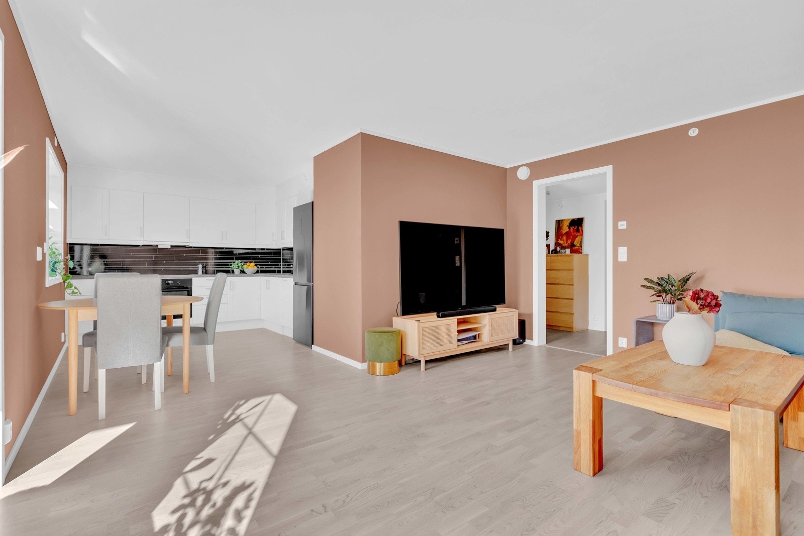 Sammen med kjøkkenet utgjør stuen et åpent og innbydende allrom, med god utforming i vinkel og godt lysinnslipp via vinduer i front Galleribilde