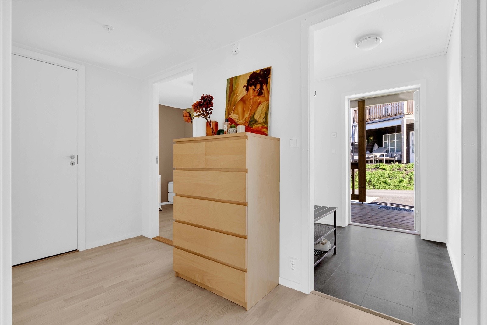 Ekstra oppbevaringsmuligheter i bod ved gangen og bod ved garasjen Galleribilde