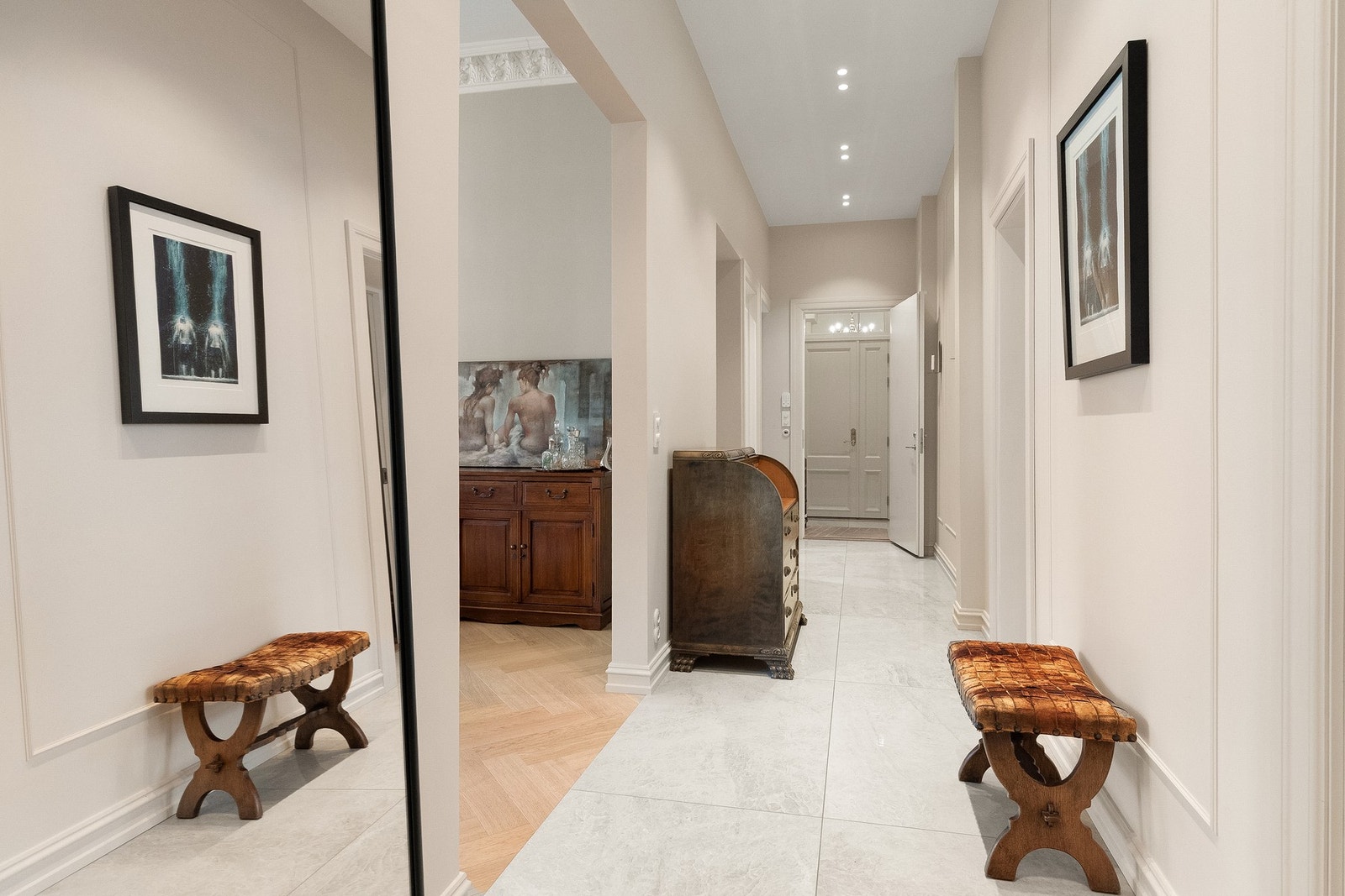 Sett fra mellomgang mot inngangsparti og inn t.h. Bad nr. II tilhørende hoveddel t.v for yttergangen. Galleribilde