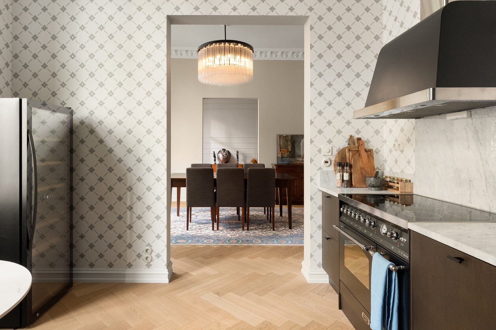 Induksjonstopp, stekeovn, oppvaskmaskin, mikrobølgeovn, vinkjøler, kjøleskap og fryser er integrert i innredningen. Galleribilde