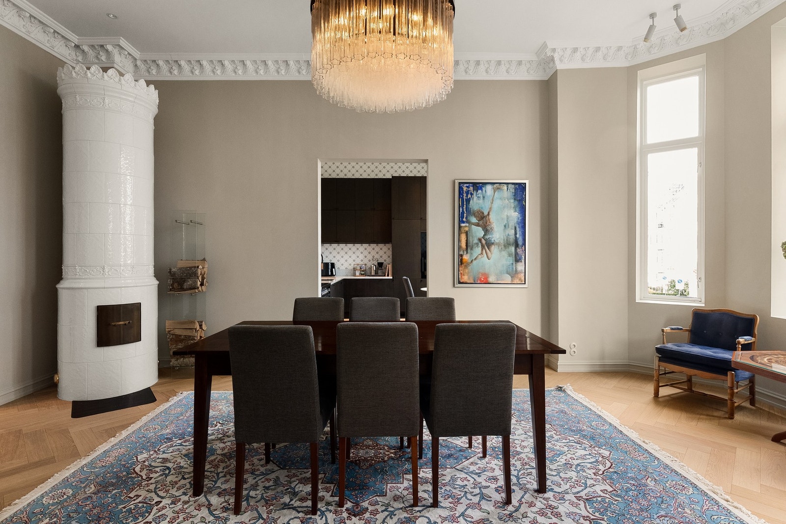 Leiligheten ligger i en klassisk gård fra 1900-tallet, og er oppusset og vesentlig påkostet i 2023/2024 (EL-anlegg tatt samme år). Galleribilde