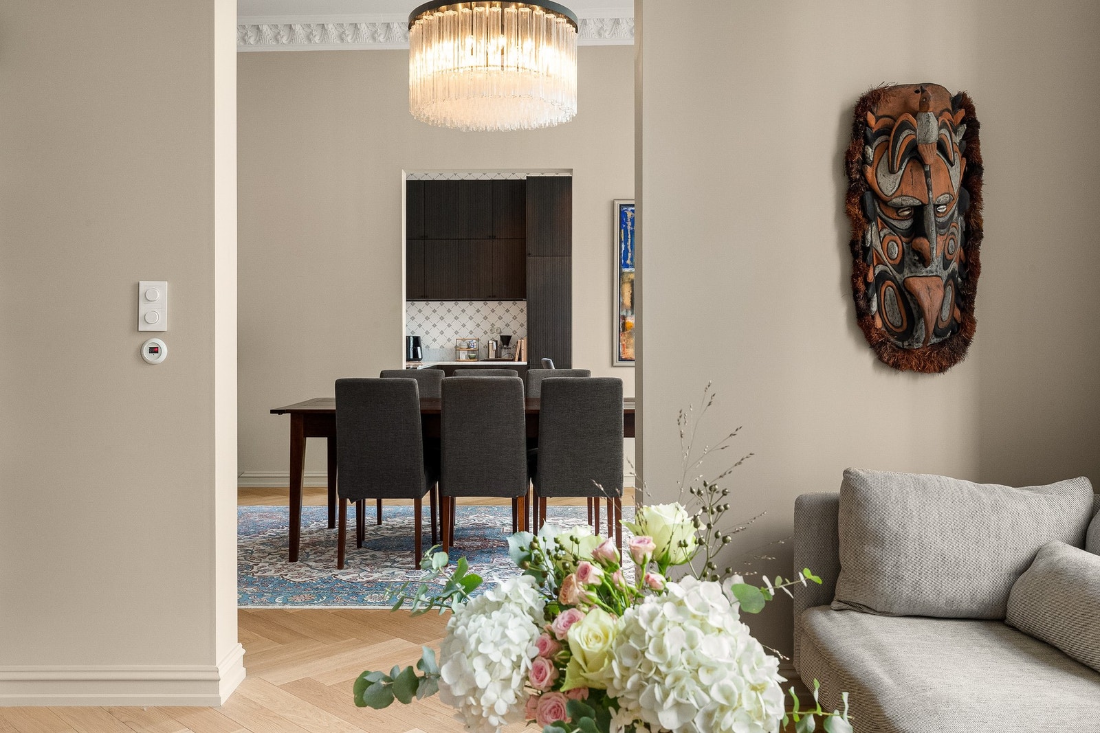 Leiligheten har en innholdsrik planløsning med 3 stuer, 3 soverom, 3 bad + vaskerom. Galleribilde