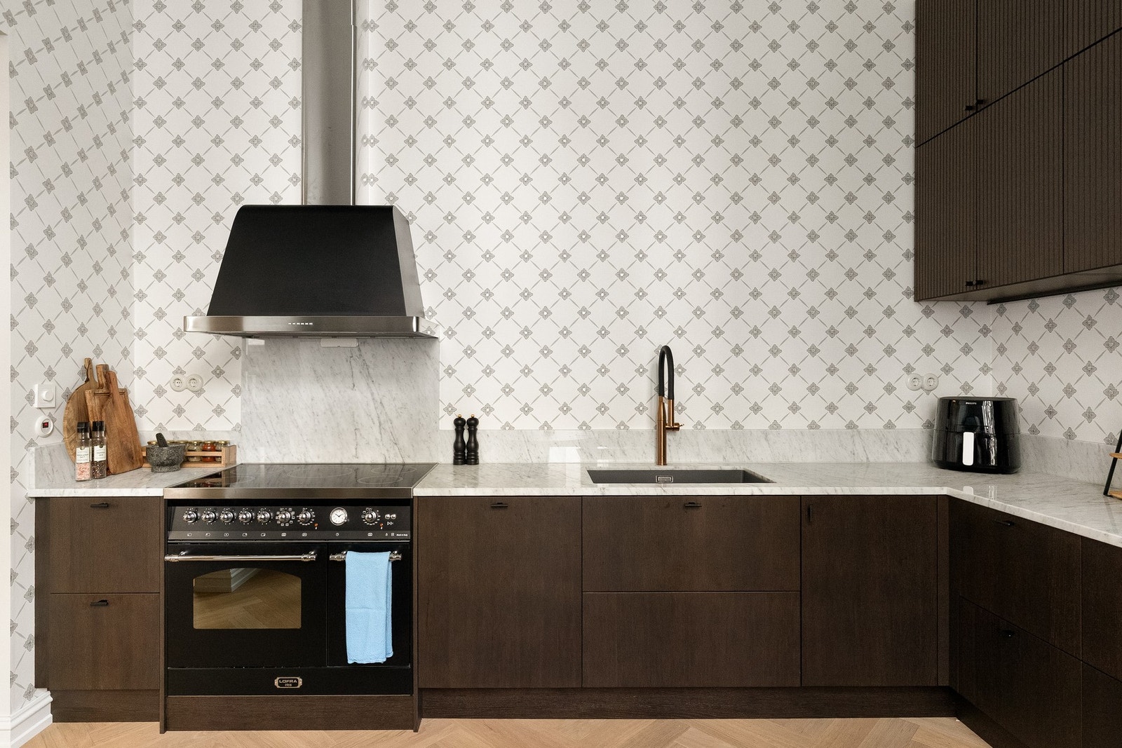 Kjøkkenet er fra 2023/2024 ifm. oppussingen av leiligheten. Epoq innredning og marmor benkeplate, samt på vegg over benkeskap. Galleribilde