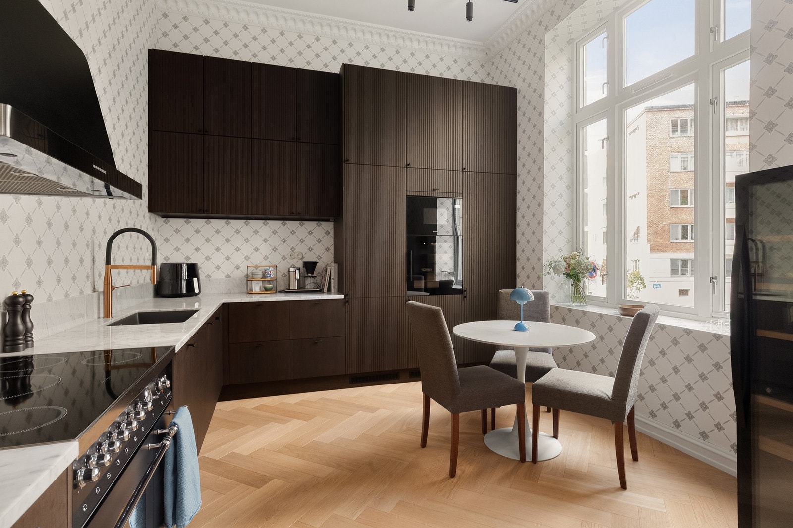 Fra leilighetens spisestue tar man seg inn til et romslig kjøkken. Galleribilde