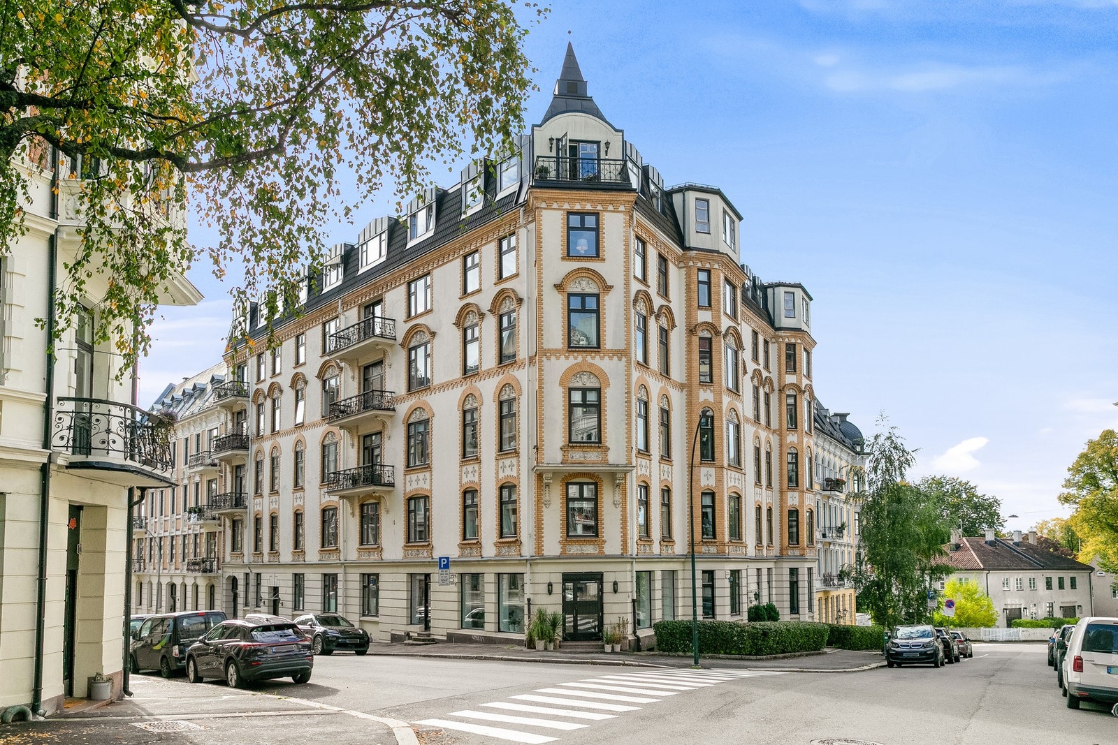 Klassisk gård - beliggende midt på Frogner, omgitt av vakre bygårder, med alt hovedstaden har å by på. Galleribilde