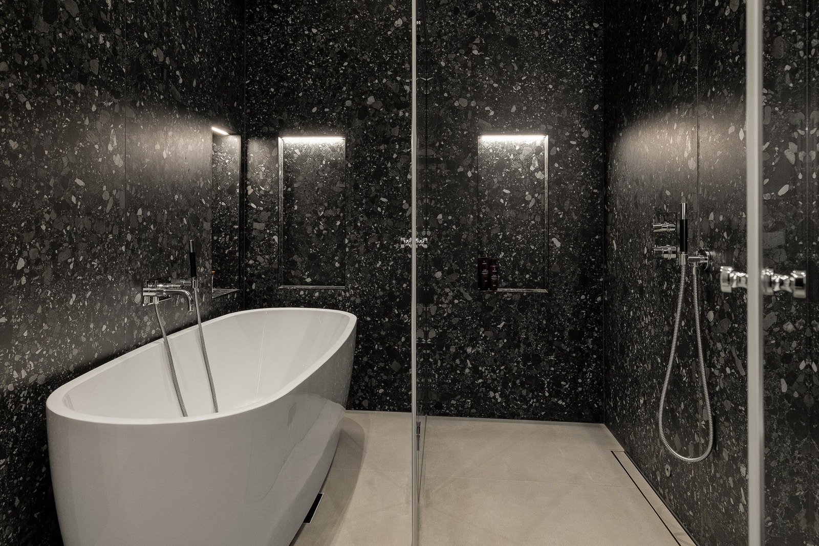 Man kan nyte godt av både badekar og regnfallsdusj. Galleribilde