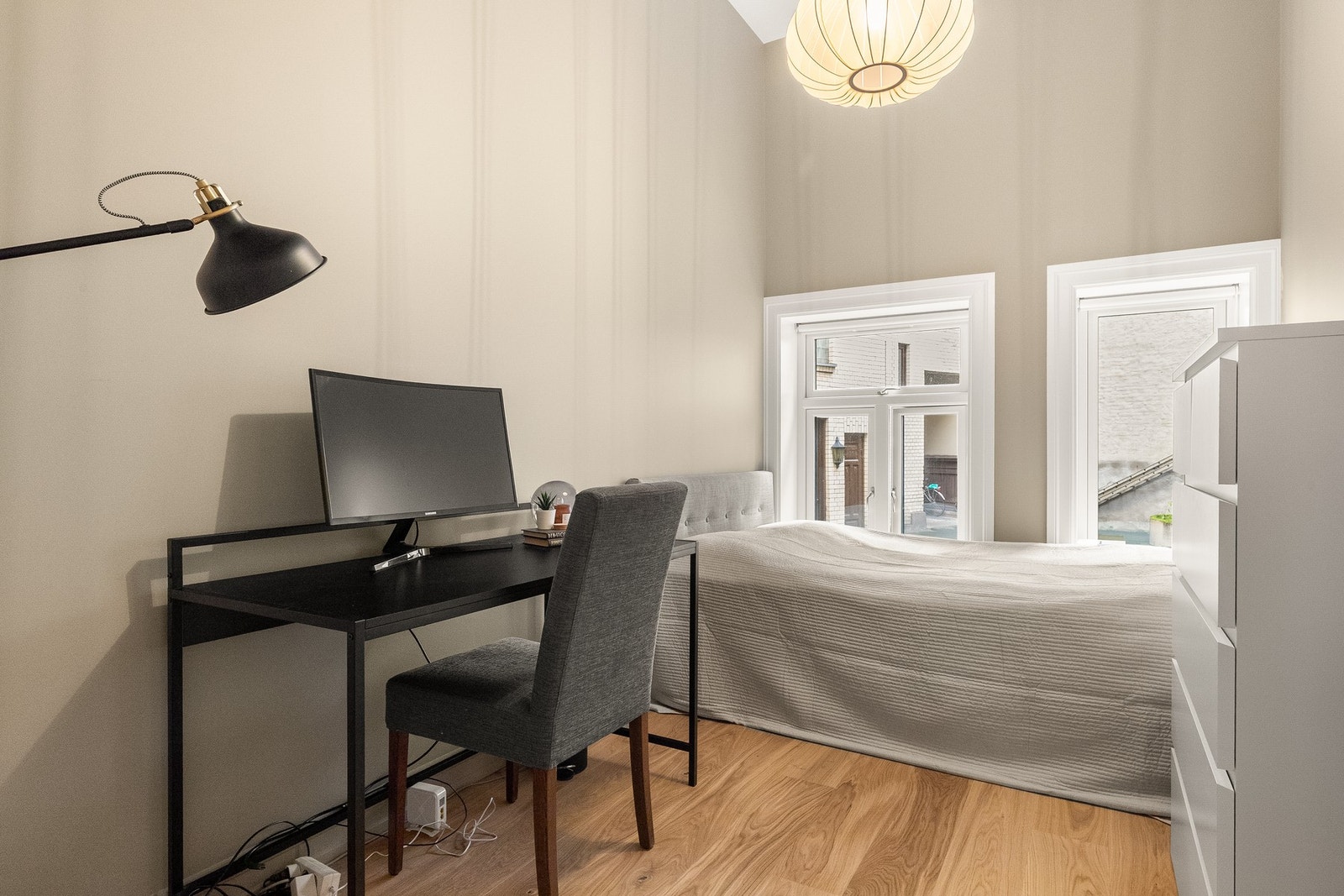 Soverom II. Alle soverom i leiligheten har vindu som vender ut mot bakgården. Galleribilde