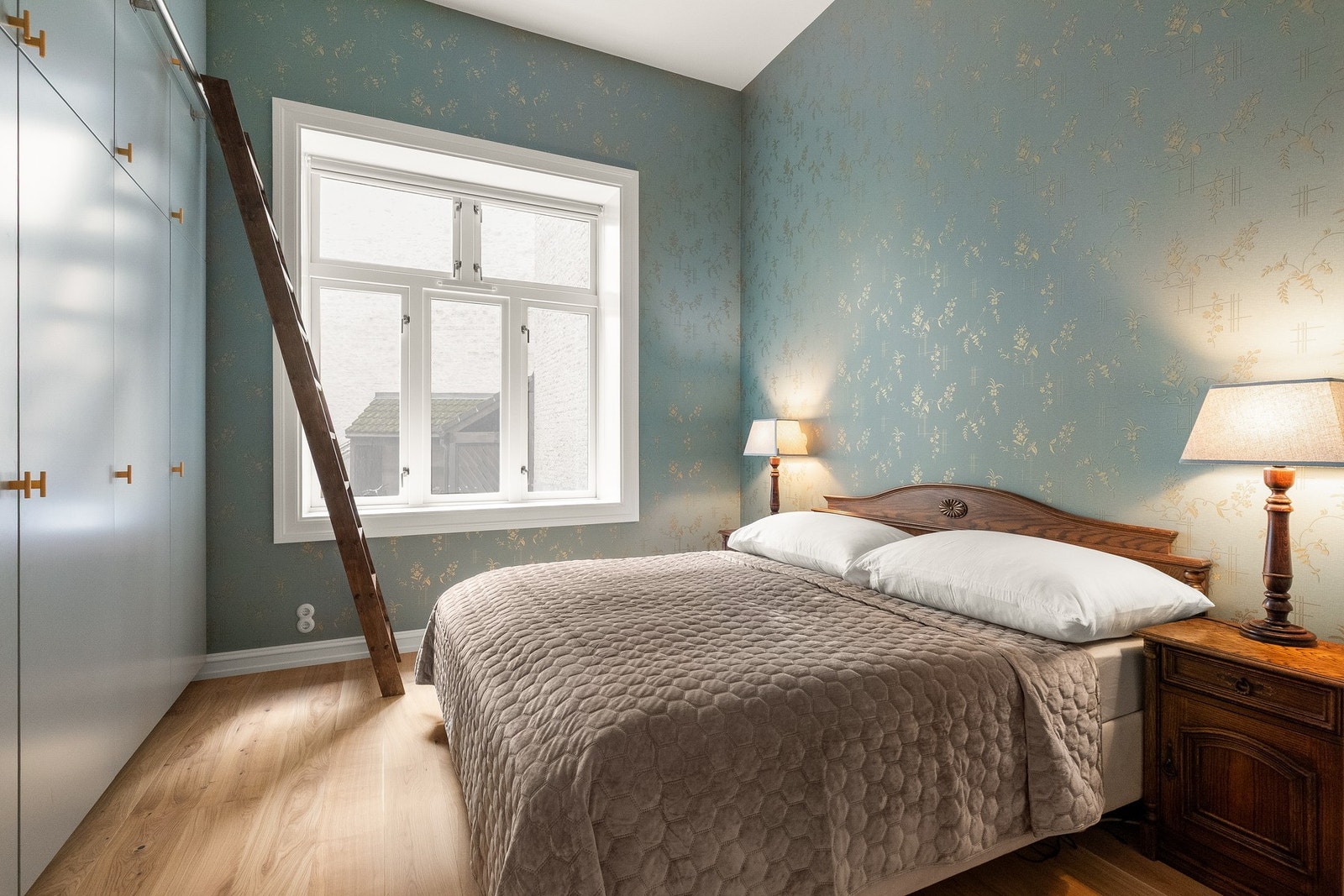 Generøst hovedsoverom med plass til stor seng og rikelig med oppbevaringsplass i garderobe t.v. Galleribilde