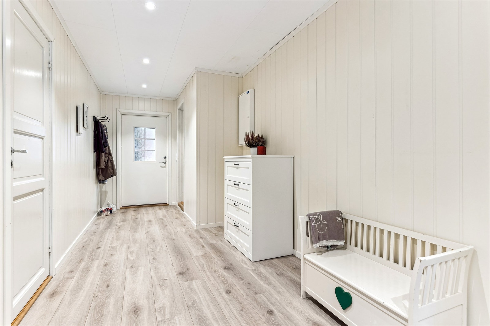 Her er er det hyggelig å komme hjem og å ønske gjester velkommen! God oppbevaringsplass til klær- og sko Galleribilde