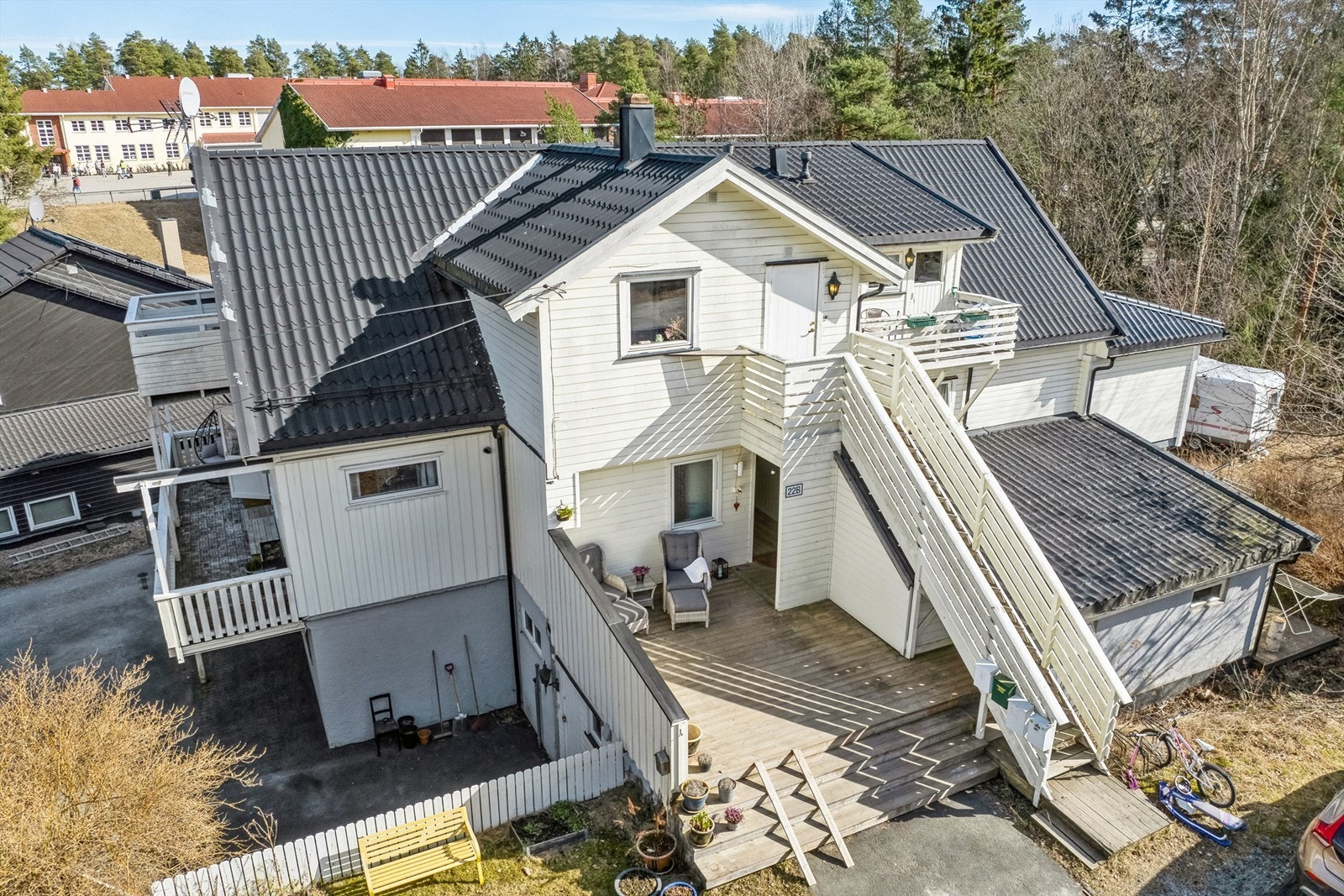 Leiligheten ligger i byggets første etasje og byr på to solrike uteplasser. Den har en tilbaketrukket og fredelig beliggenhet i en blindvei. Galleribilde