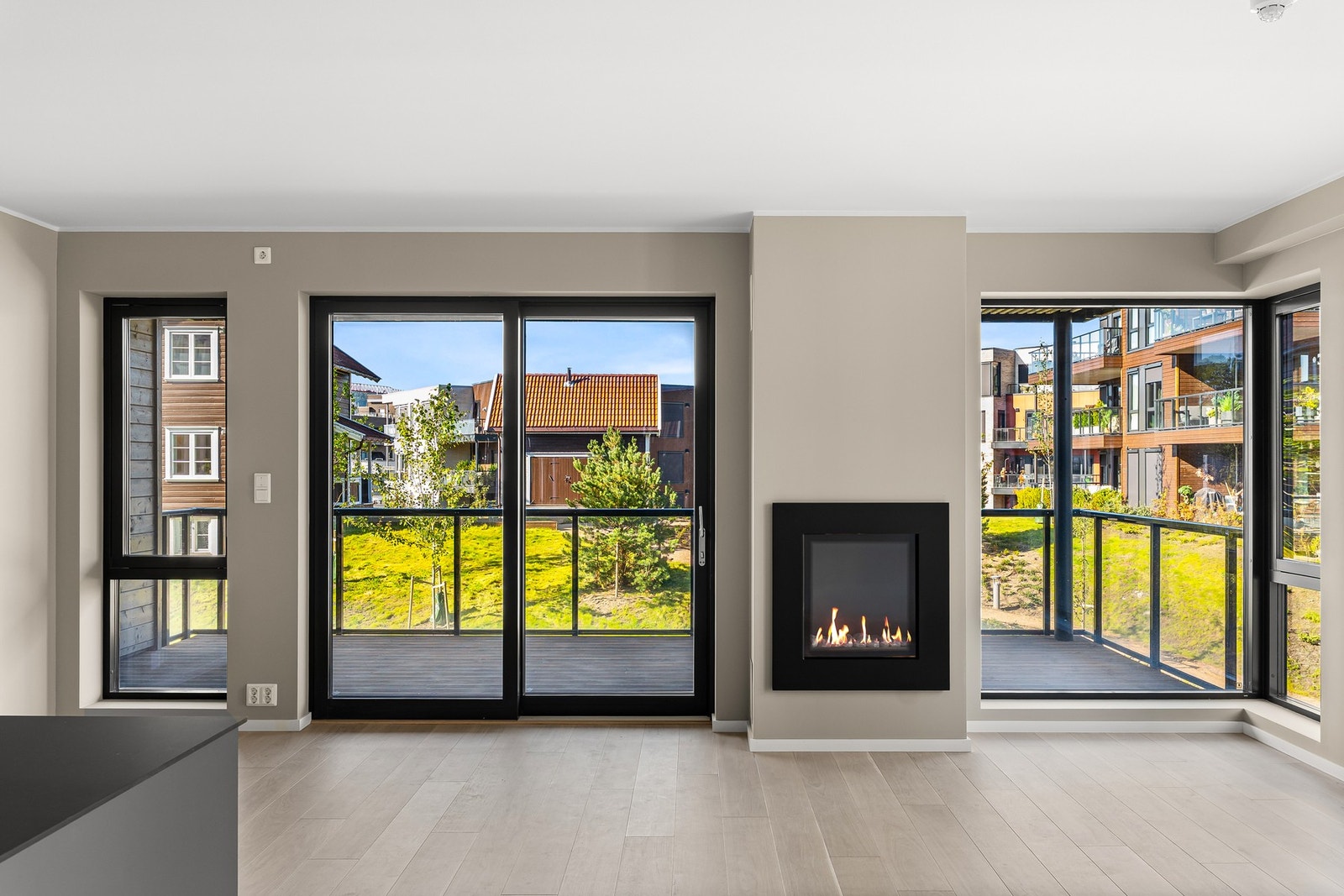 Leiligheten har en fin intern beliggenhet. Stor din balkong med hyggelig utsyn Galleribilde