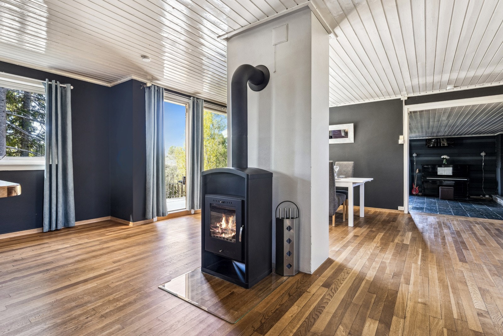 Spisestue med vedovn for varme og hygge Galleribilde