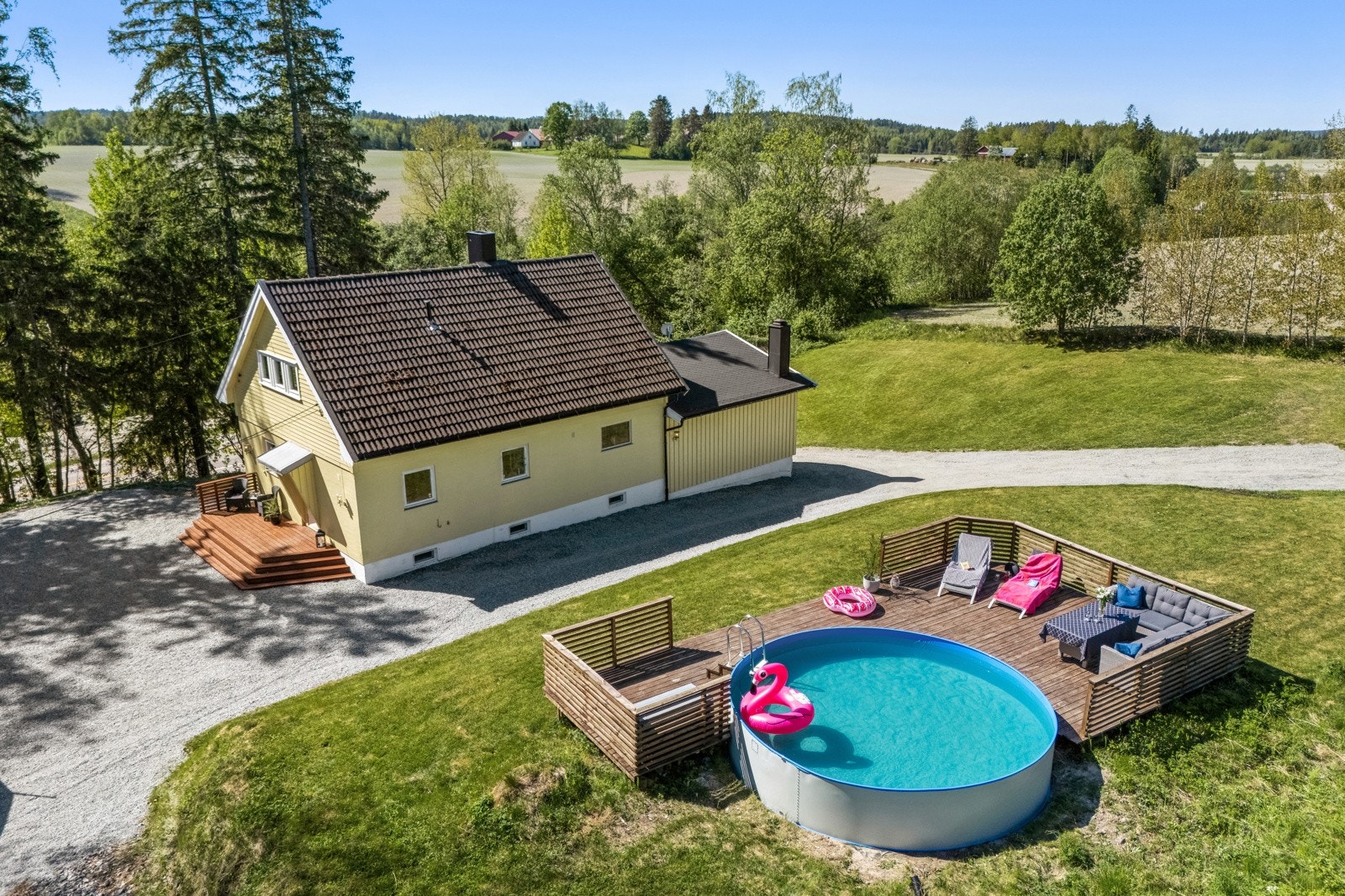 Enebolig i landlige omgivelser Galleribilde