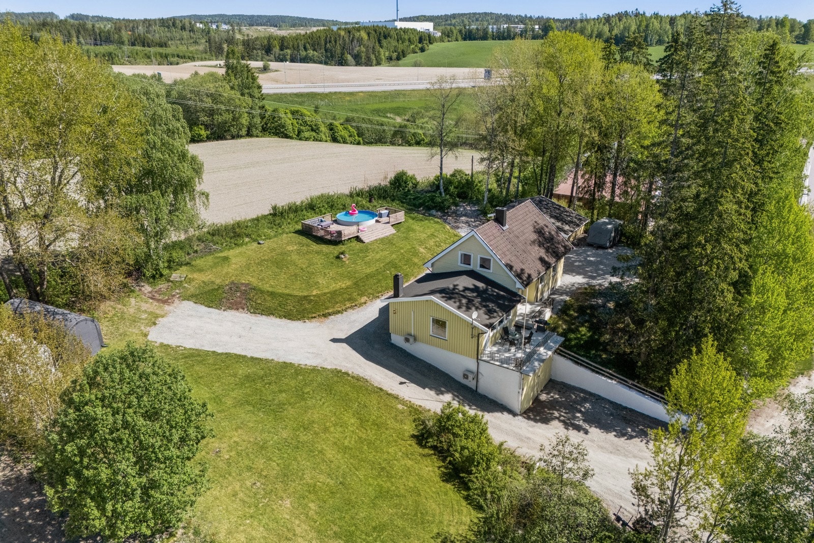 Stor eiendom med 2,7 mål tomt Galleribilde