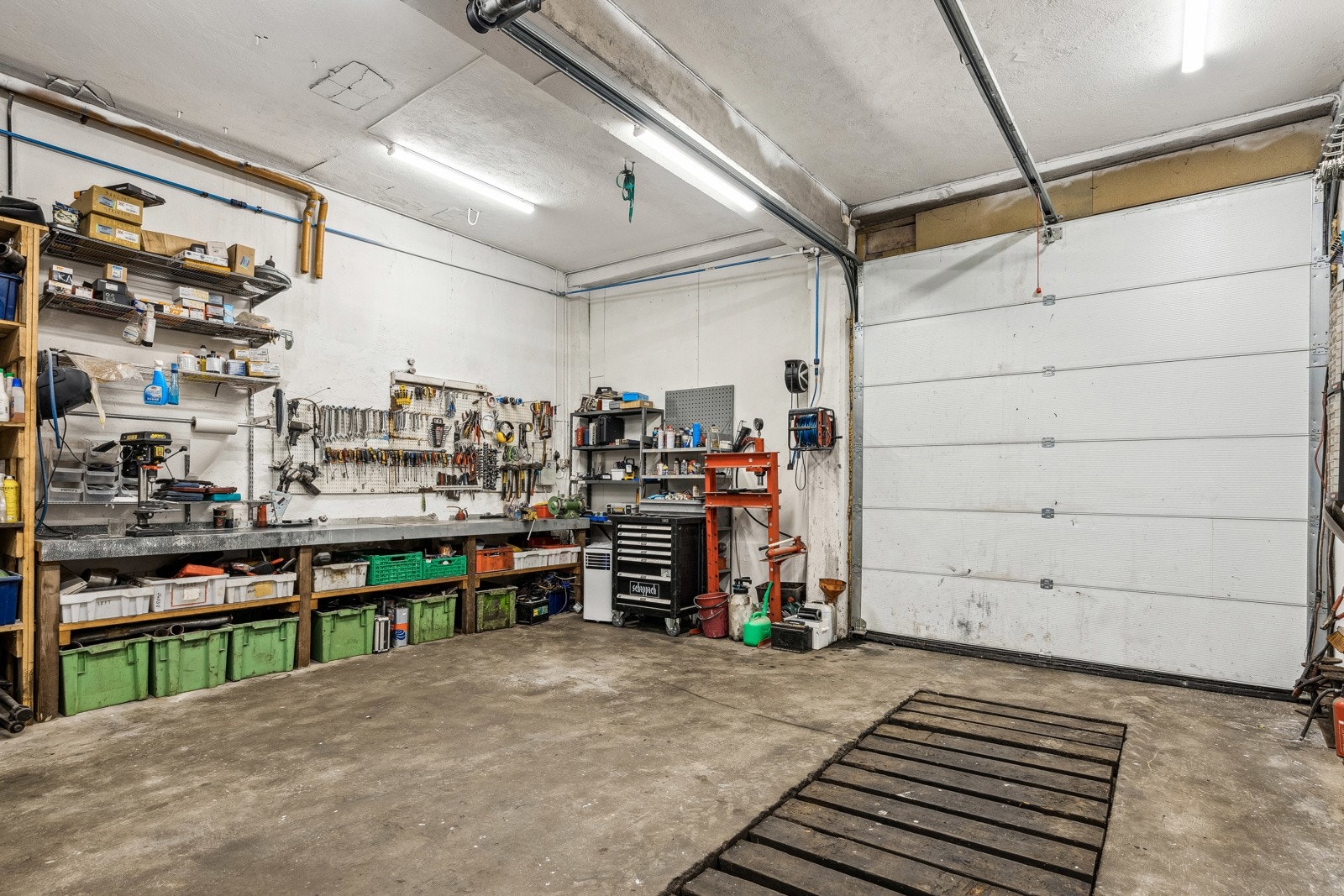 Integrert garasje/verksted med høy takhøyde Galleribilde