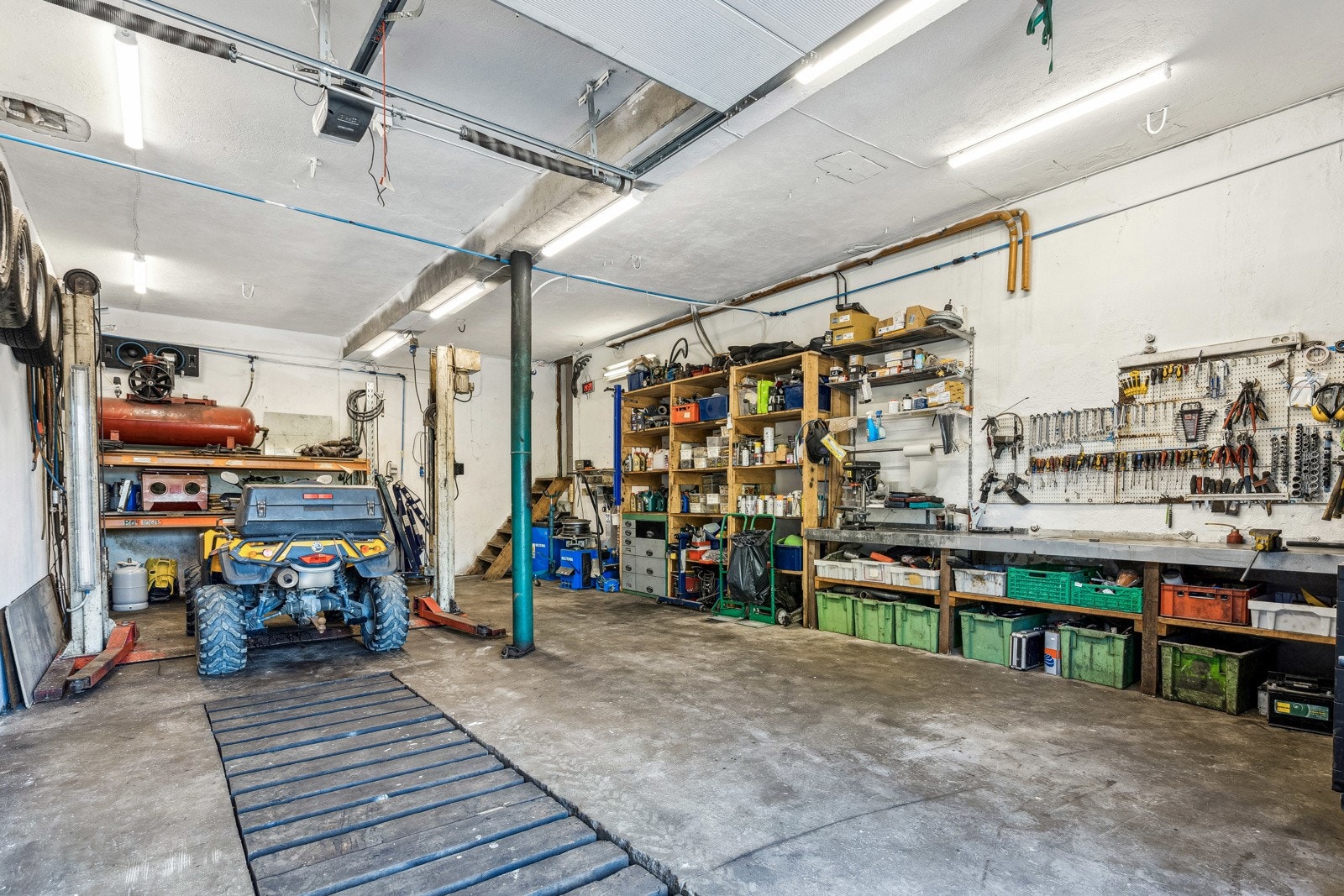 Godt tilrettelagt for den bilinteresserte med god plass og smøregrav Galleribilde