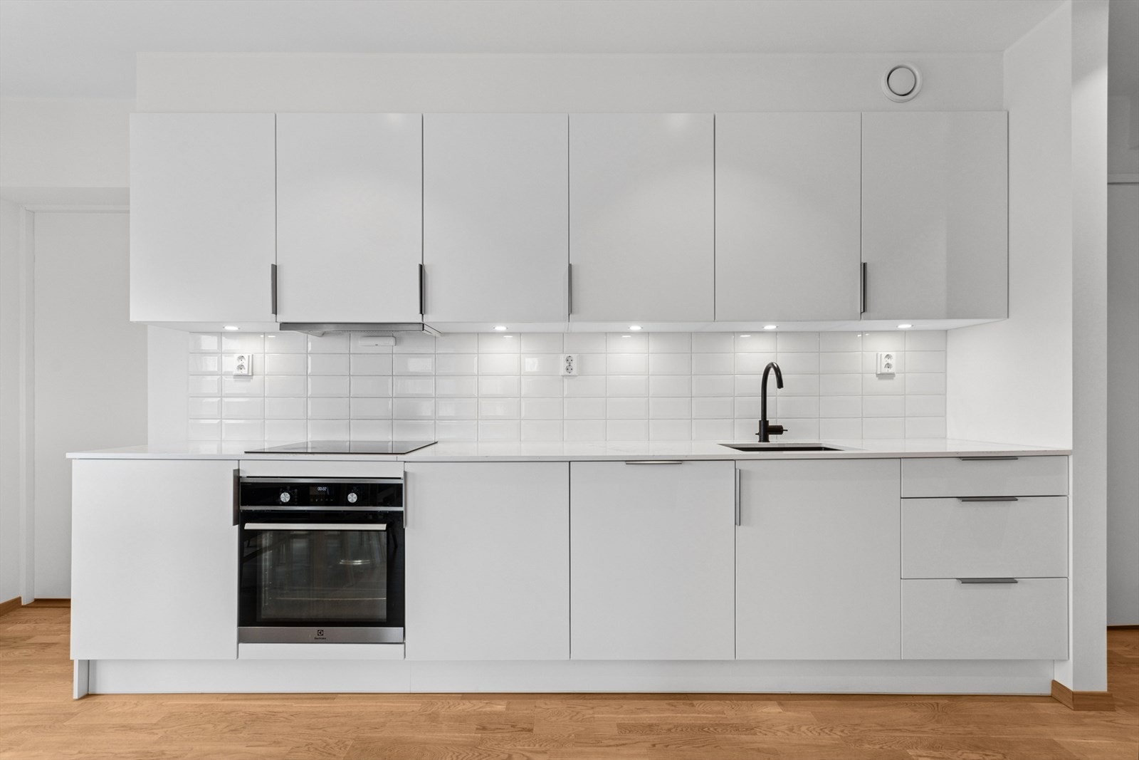 Nøytralt og innbydende kjøkken med integrerte hvitevarer. Galleribilde