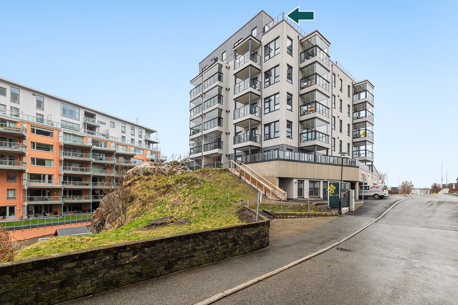 Sameiet består av 44 boligseksjoner og 6 næringsseksjoner. I sameiet er det avtale om vaktmestertjenester og renhold av fellesareal. Galleribilde