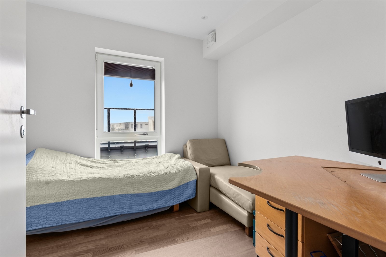 Soverom 2 med plass til seng, pult og garderobeløsning. Galleribilde