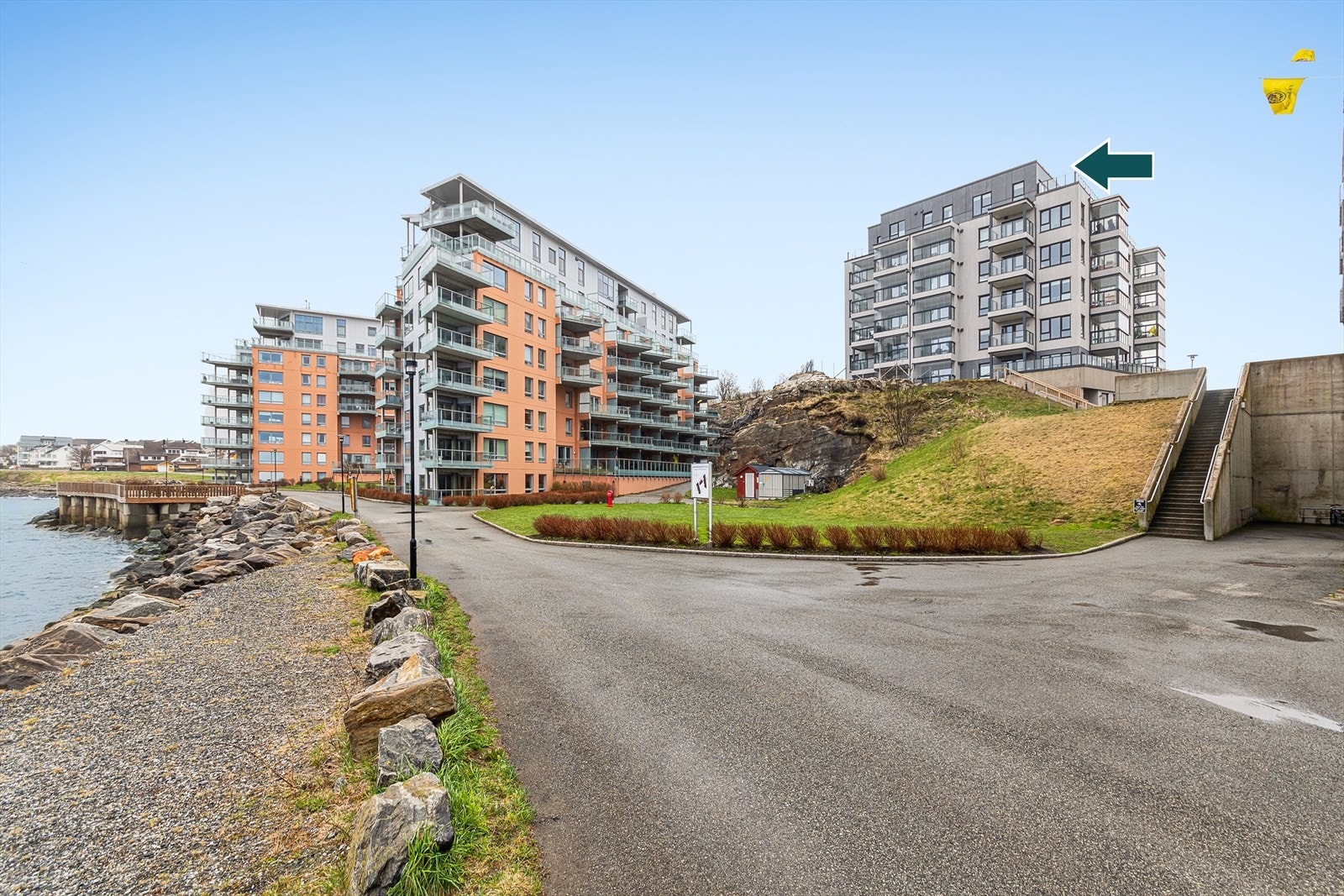 Rundt hele Bodø er det meget gode rekreasjonsmuligheter både til fjells, ved vannkanten, i byparkene og på sjøen. Du kan for eksempel ta fine ettermiddagsturer langs promenaden ut på moloen eller Brevik bystranda og sentrum med sine fasiliteter. Galleribilde