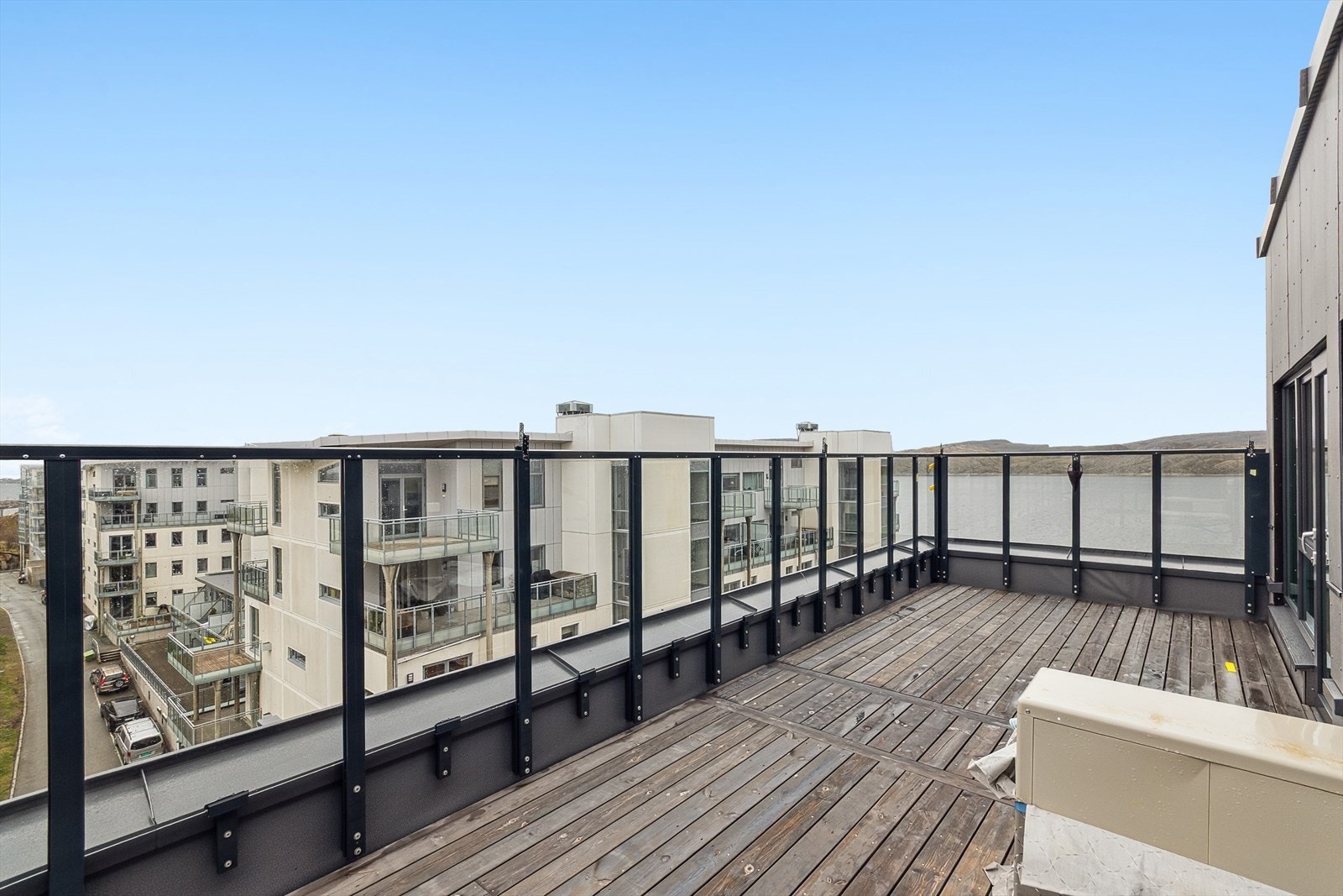 Hele 20 m2 med takterrasse rett utenfor egen stue med upåklagelig oversikt over fjord og omland. Galleribilde