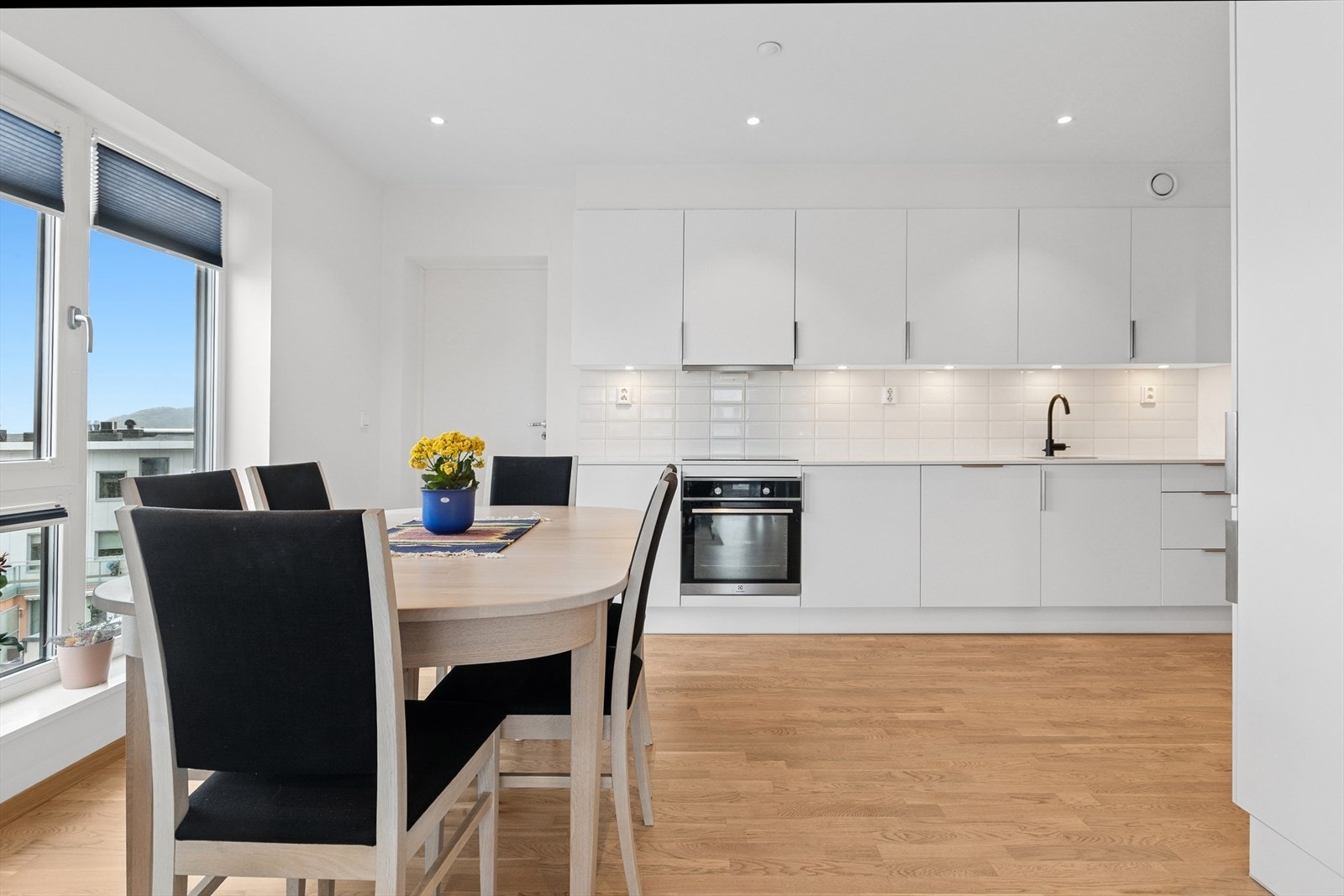 Romslig kjøkkenløsning med god plass til spisestue. Galleribilde