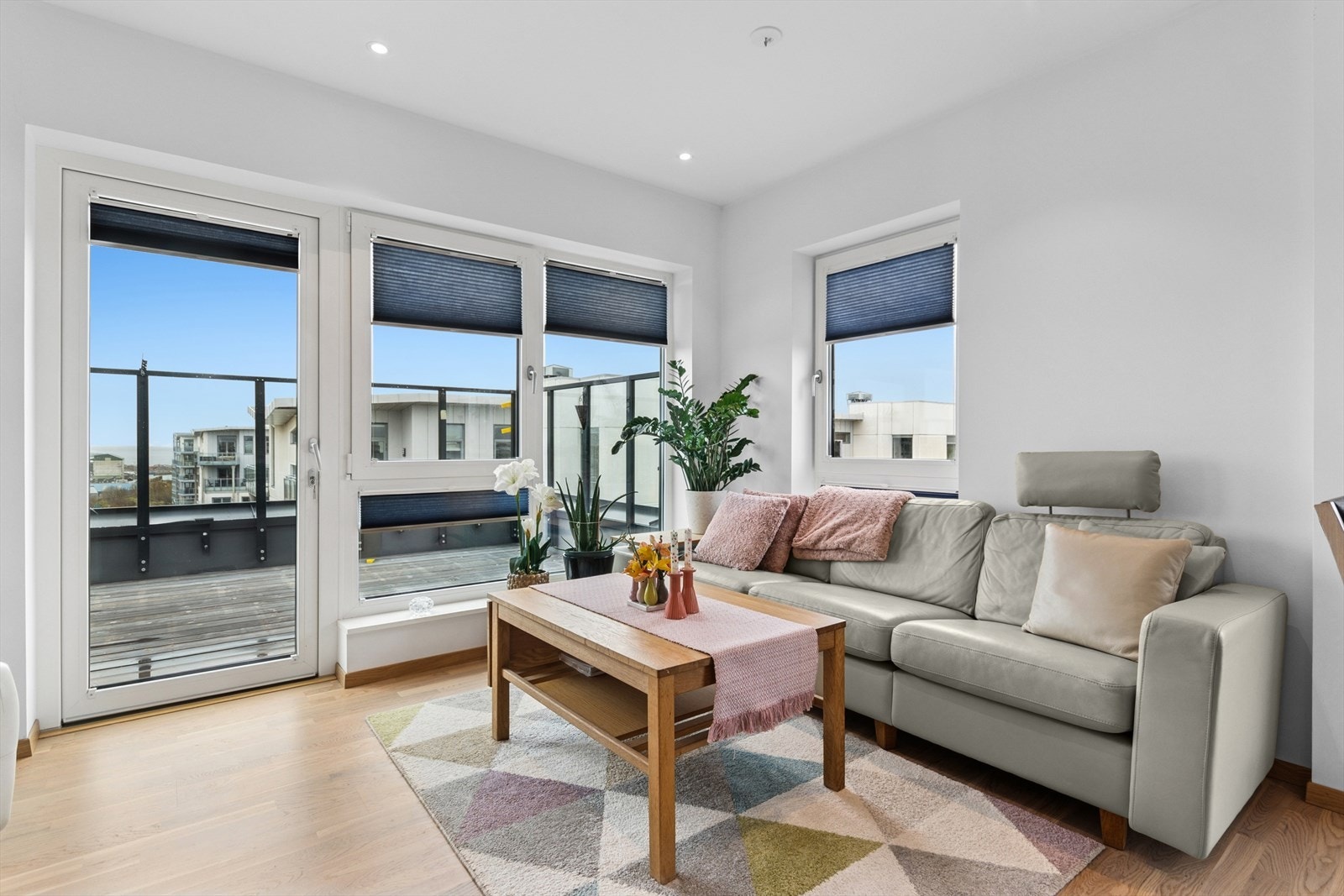 Delikate helslette overflater og listfri overgang mellom vegg/himling. Galleribilde