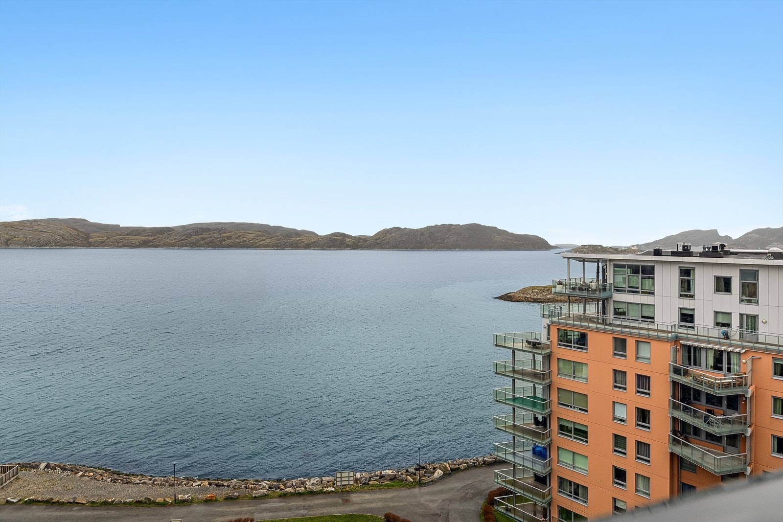 Nærområdet er maritimt og byr på alt en måtte trenge. Innen gangavstand er Bodø sentrum med alle sentrumsfasiliteter. Galleribilde