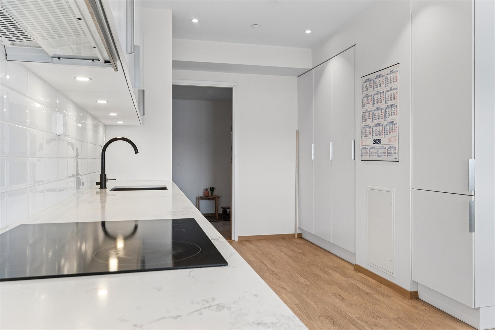 Rimelig med oppbevaringsplass i høyskap. Galleribilde