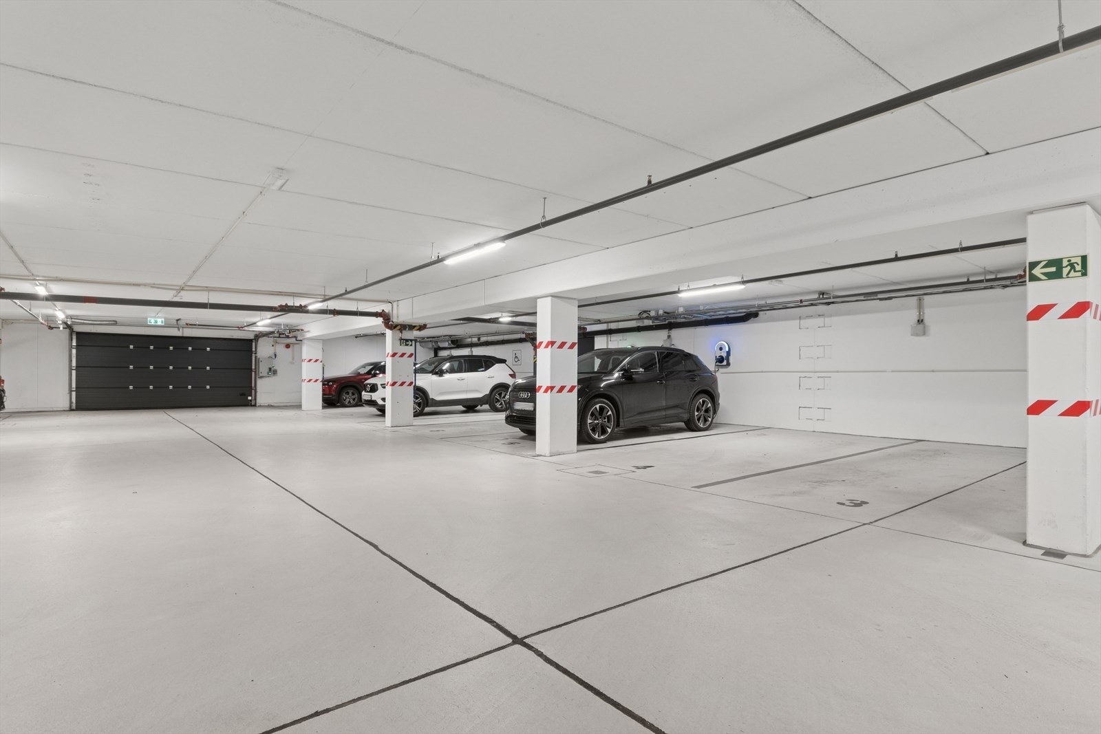 Leiligheten disponerer parkeringsplass nr. 3 i bildet. Galleribilde