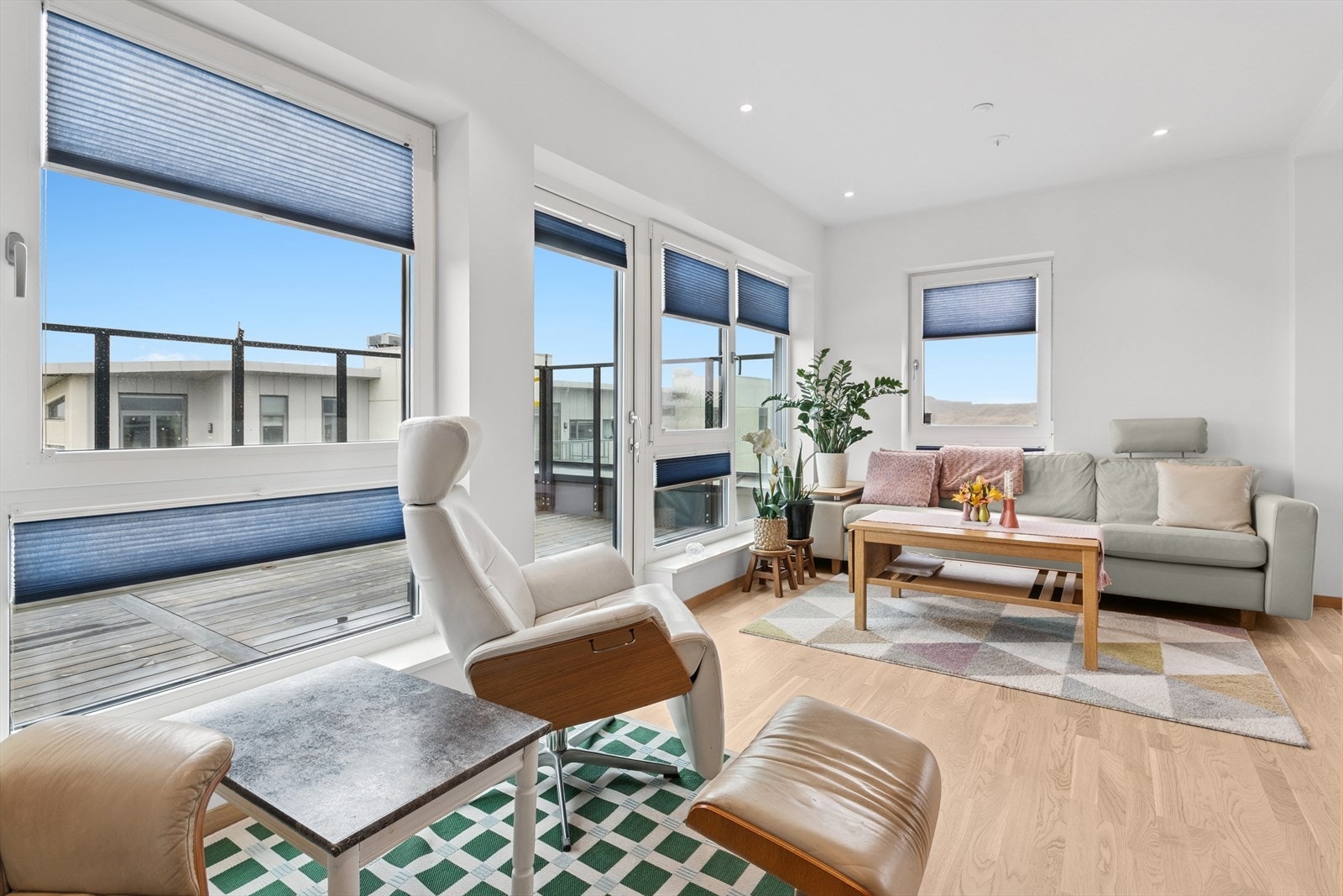 Hjørneplassering i bygningen med lysinnslapp fra to himmelretninger. Galleribilde