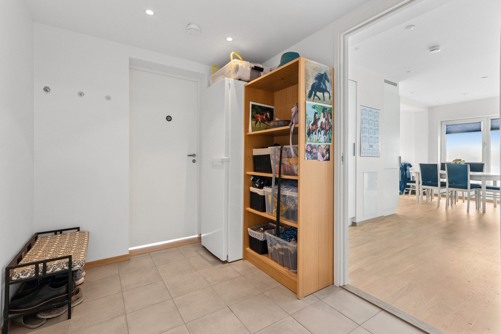 Pent inngangsparti med flislagt gulv. Her er det god plass å etablere garderobeløsninger. Galleribilde