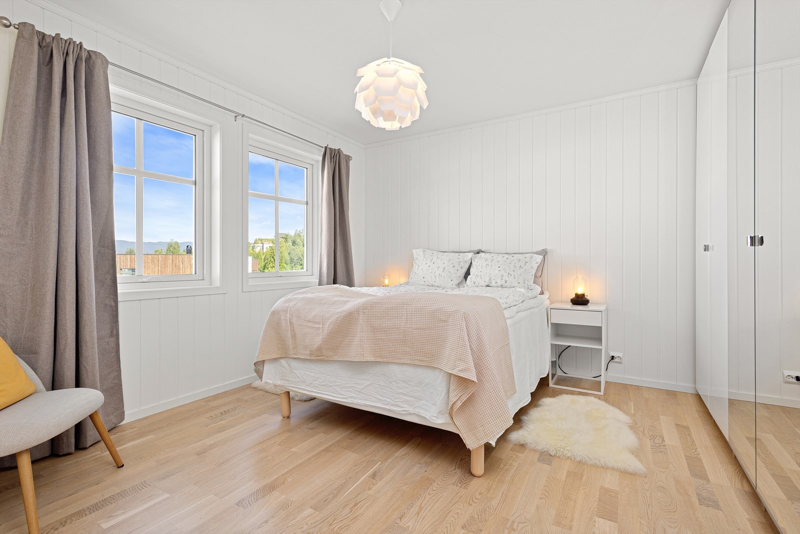 Boligen har totalt tre gode soverom i loftsetasjen. Galleribilde