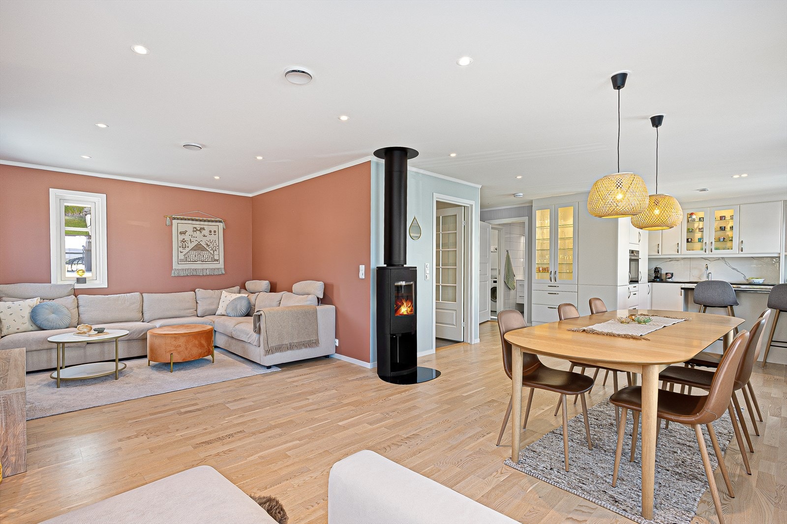 Boligen er utstyrt med balansert ventilasjon, noe som sørger for et godt inneklima året rundt. Galleribilde