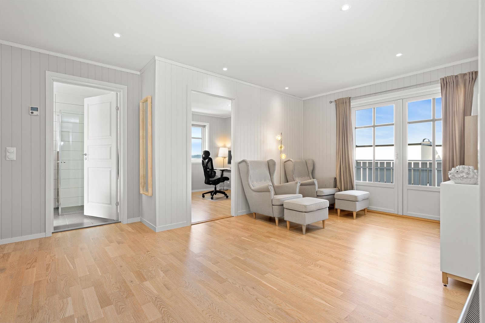 Lys og koselig loftstue med plass for lite sofakrok/godstoler. Galleribilde