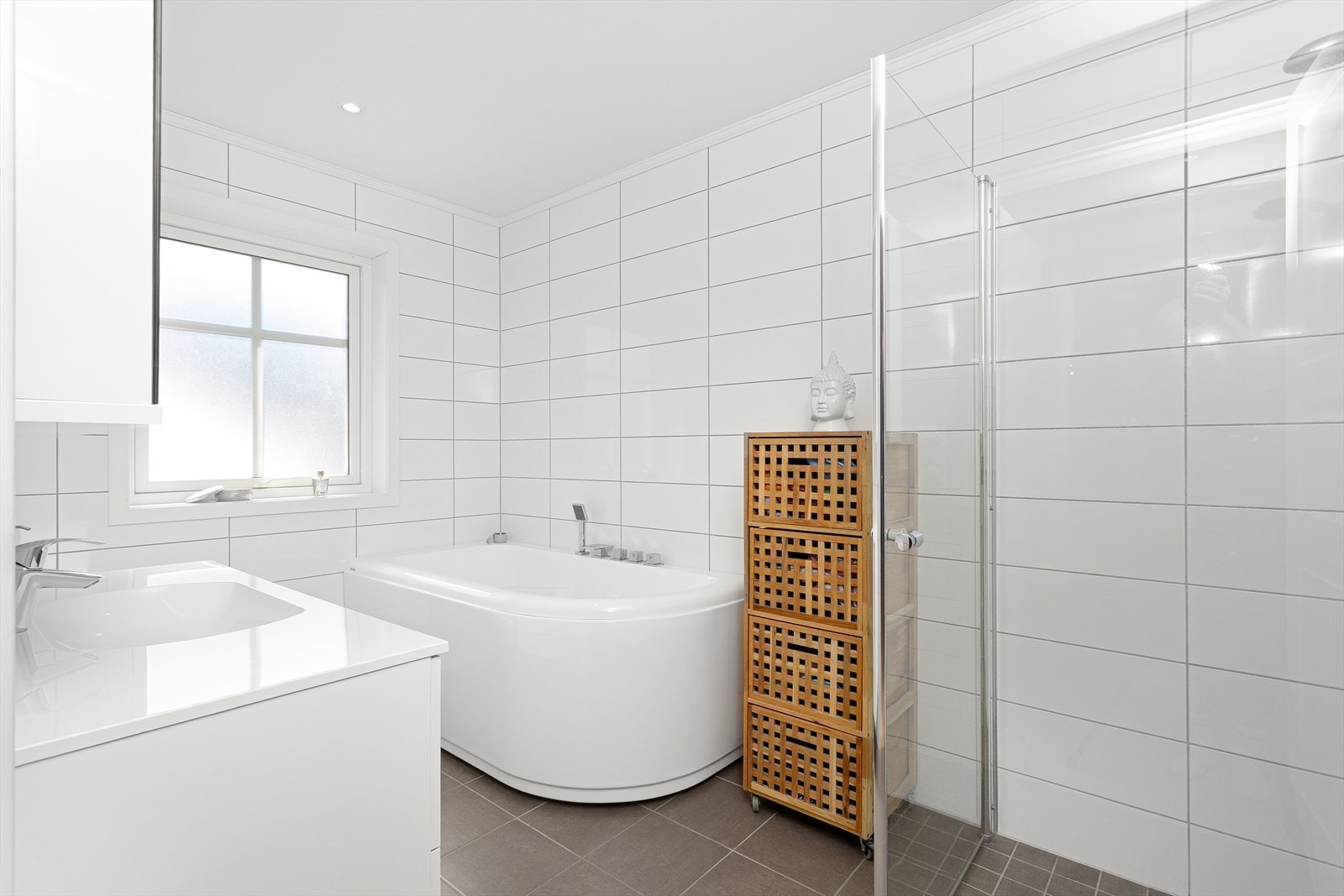 Badet i andre etasje fremstår også som stilrent og delikat. Dette er utstyrt med det beste fra begge verdener, nemlig badekar og dusjhjørne. Galleribilde