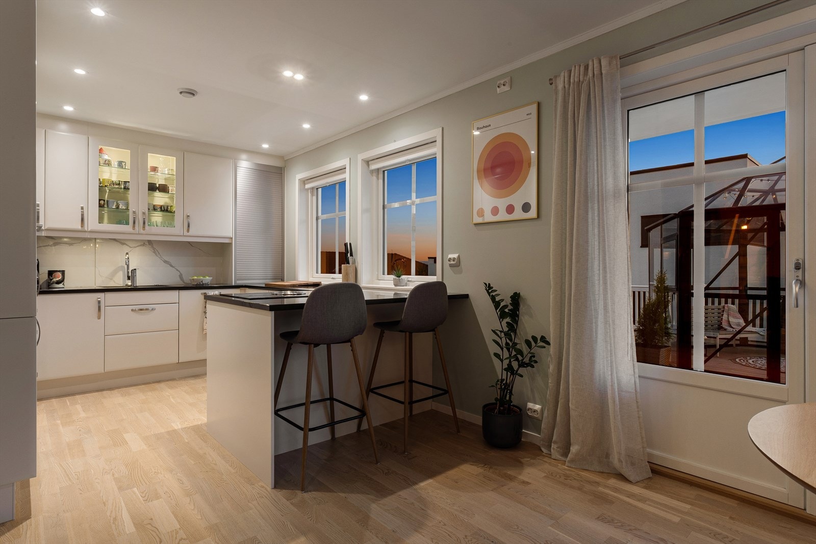 Praktisk bar-løsning på enden med plass for to bar-krakker. Galleribilde