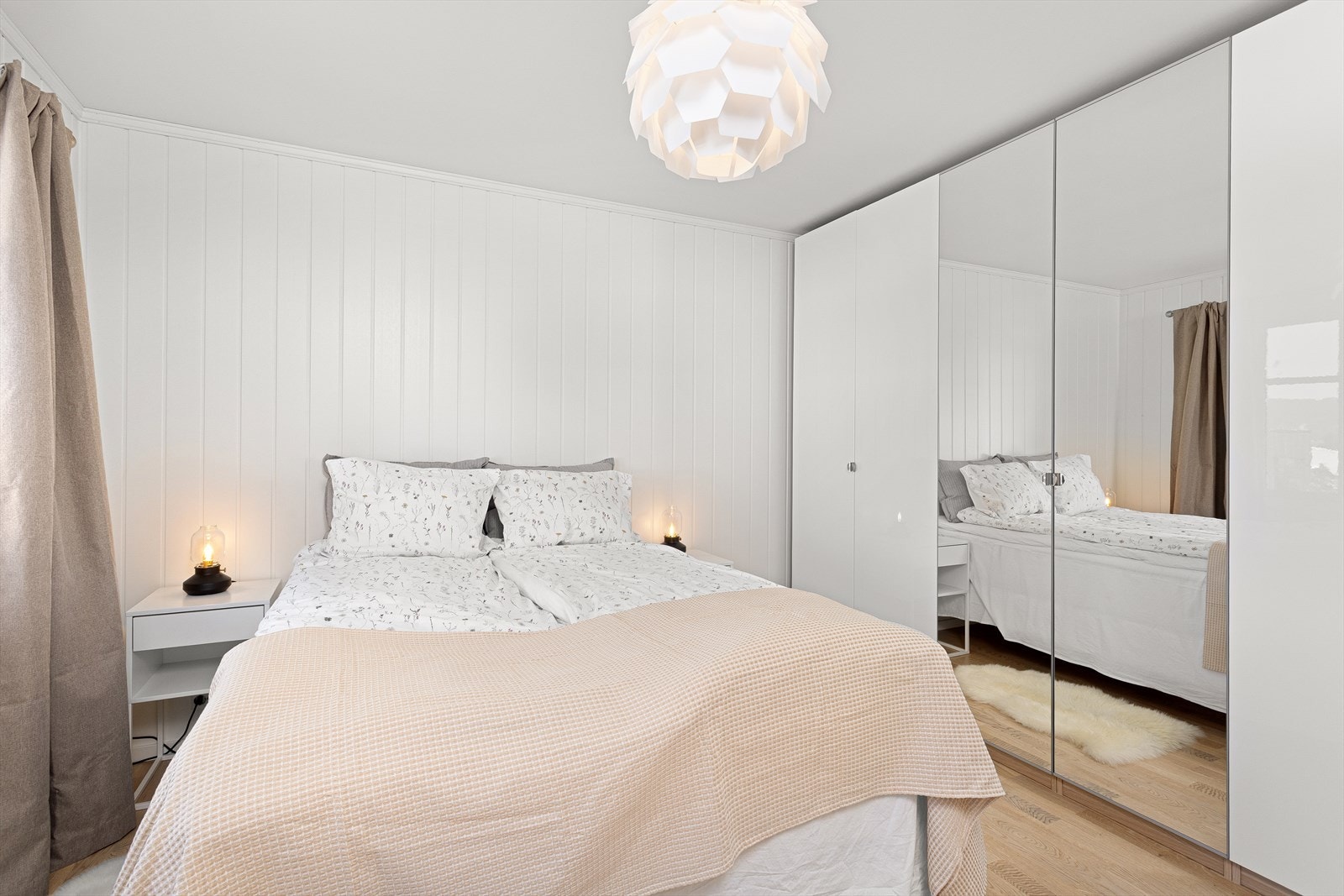 Soverom 1 byr på god plass for dobbeltseng, nattbord og gode garderobeløsninger. Galleribilde