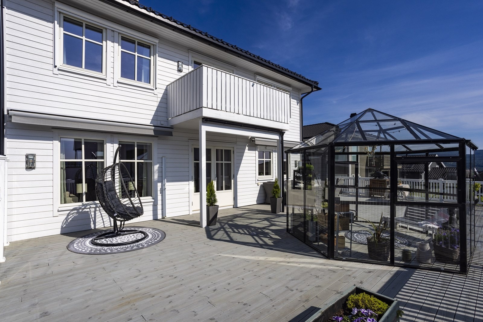 Her kan en møblere i flere soner. Det er rikelig med plass for utemøblement, grill og annet en måtte ønske. Galleribilde