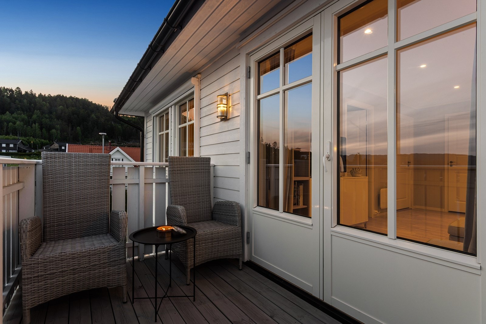 Balkongen byr på plass for enkelt utemøblement. Galleribilde