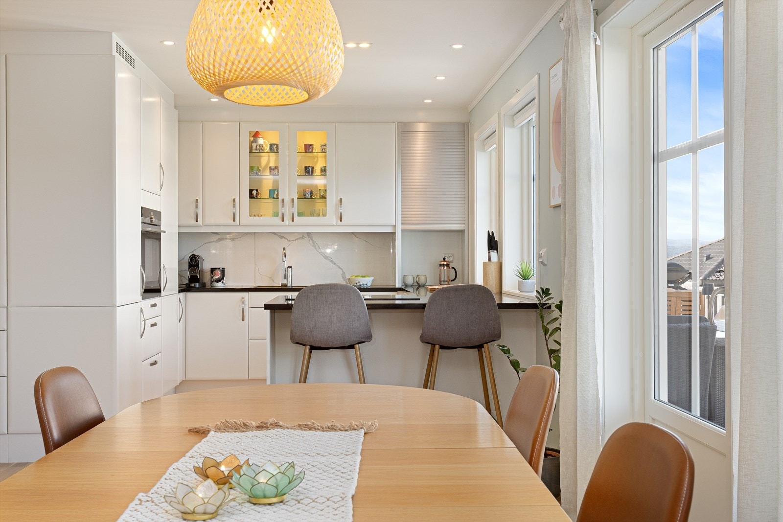 Stue/kjøkken er i en åpen og luftig løsning. Galleribilde