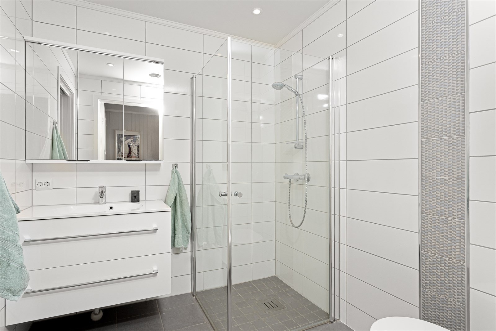 Lyst og delikat flislagt bad i første etasje. Det er varmekabler i gulv. Galleribilde