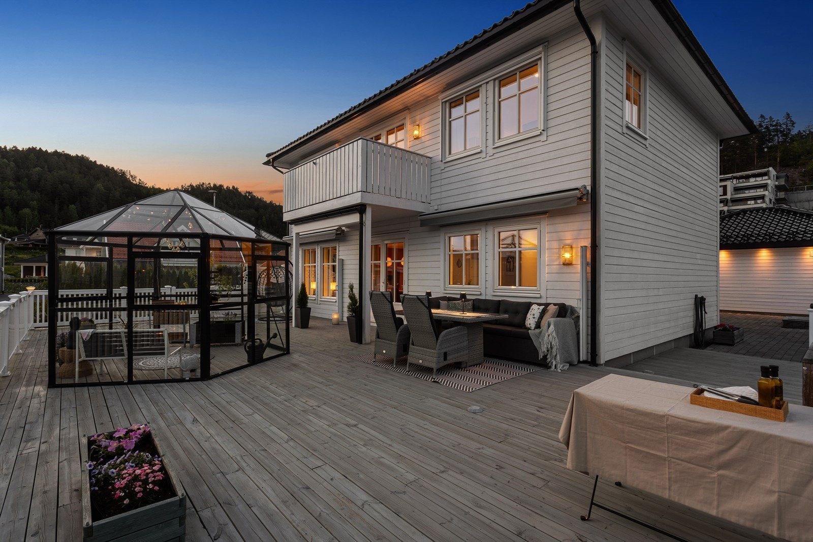 Kveldsstemning på terrassen. Galleribilde