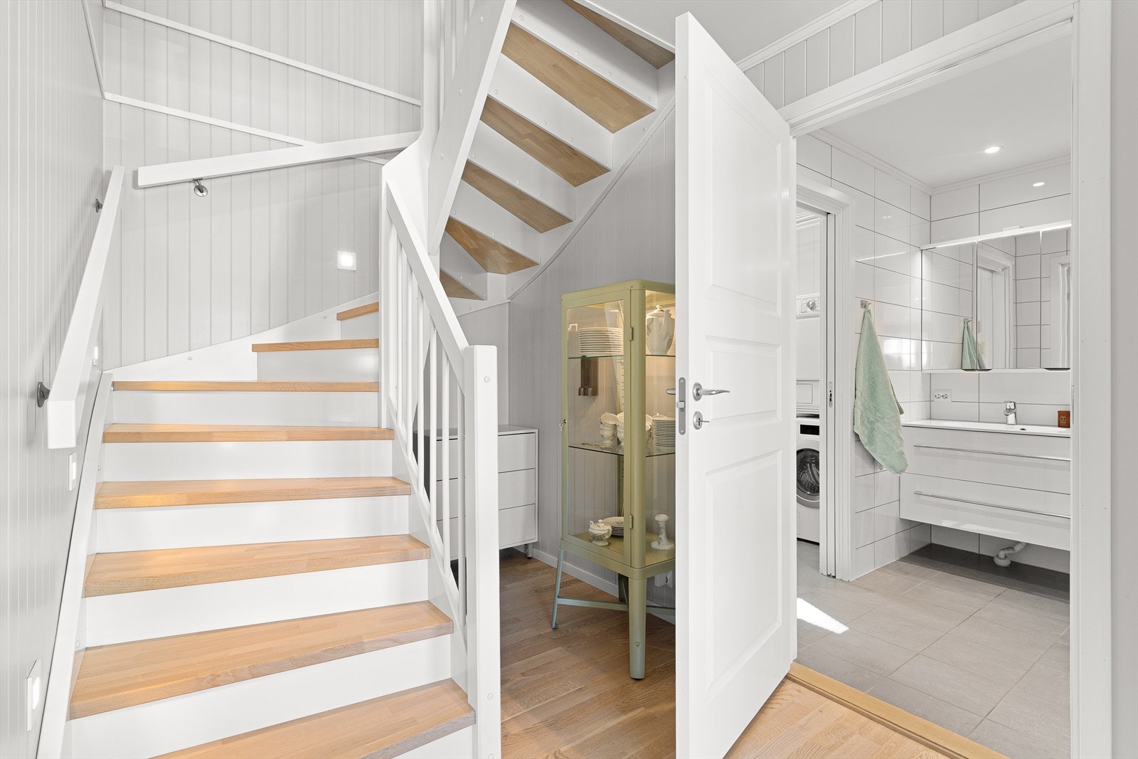 Vi tar trappa og beveger oss opp en etasje. Galleribilde