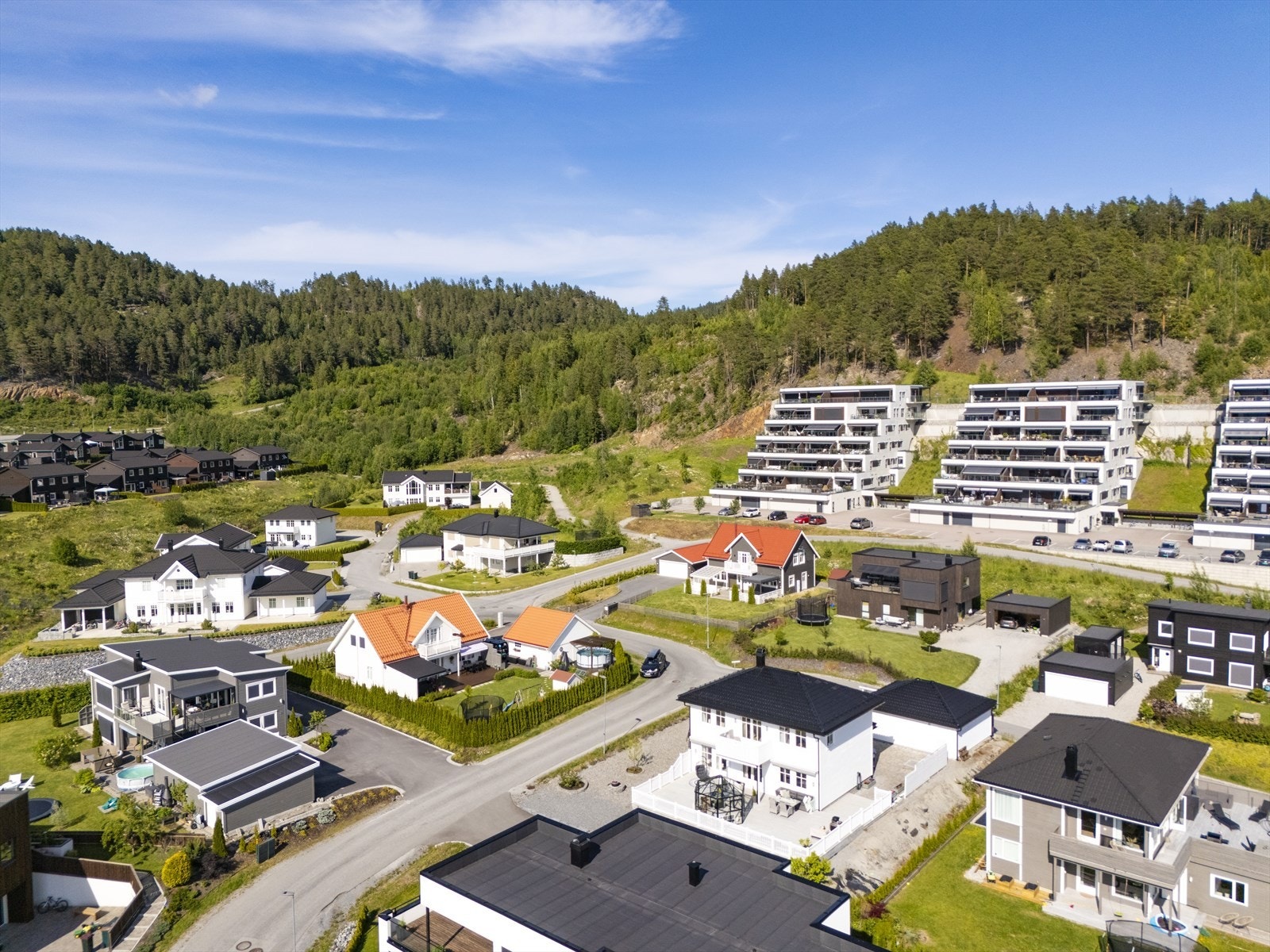 Fra eiendommen er det kort vei til både skole, barnehage og dagligvare. Galleribilde